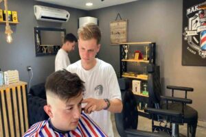 Zonguldak’ta 19 yaşındaki genç kuaför Efkan Çapri, müşterisini limanda tıraş