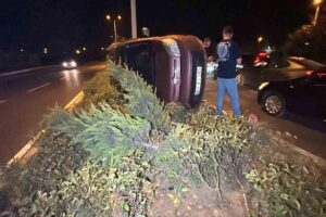 Düzce’de hafif ticari araç refüje çıkarak devrildi. Kazada şans eseri