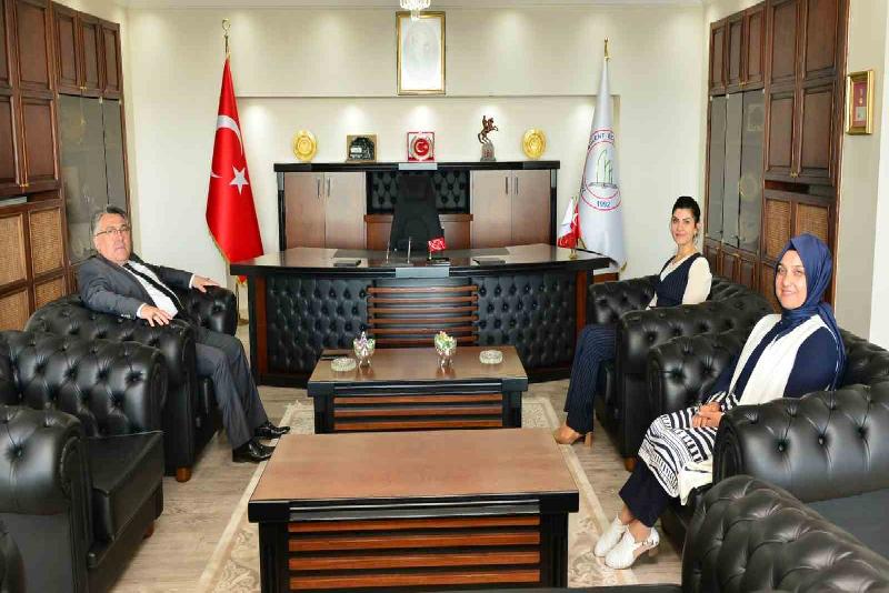 Hakimlerden Rektör Özölçer’e ziyaret Zonguldak Adliyesi Hakimlerinden Merve Öğüt Düşünceli ve Behice Dizdar, ZBEÜ
