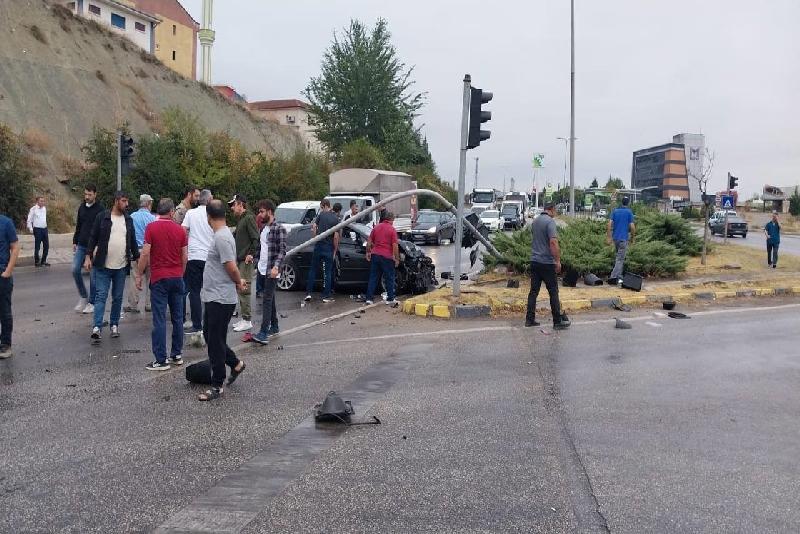 Karabük’te önce trafik lambasına, ardından hafif ticari araca çarptığı kaza