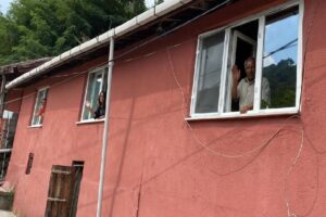 Zonguldak’ta 11 yıl önce desteklerle lojmana yerleştirilen 7 çocuklu aile,