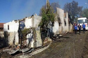 Kastamonu’da bir köyde çıkan yangında alevlere teslim olan iki katlı