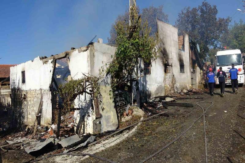 İki katlı ev alev alev geldi, yatalak kadın feci şekilde can verdi Kastamonu’da bir köyde çıkan yangında alevlere teslim olan iki katlı