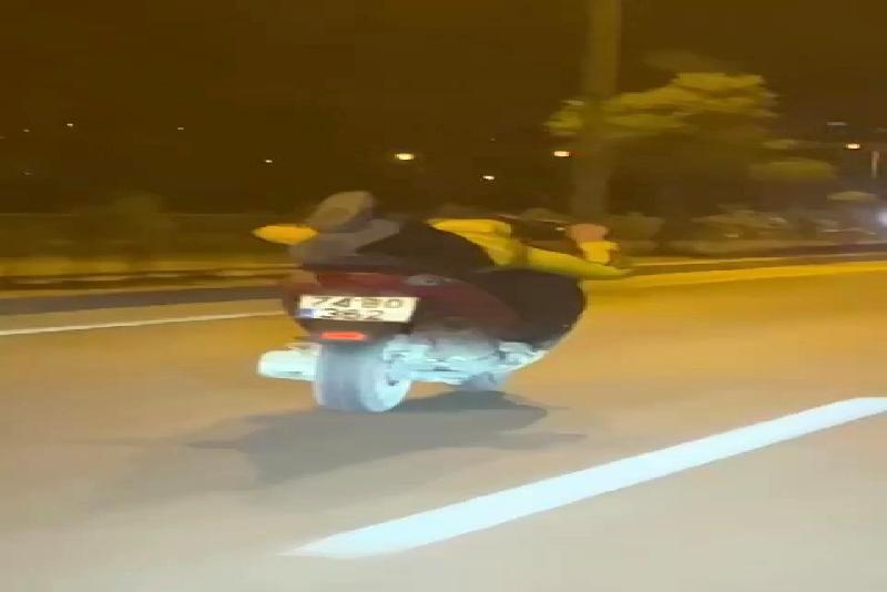 Karabük’te iki motosiklet sürücüsünün yüzüstü uzanarak yaptıkları tehlikeli yolculuk anı