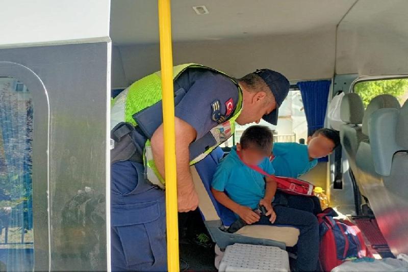 Zonguldak’ta jandarma ekiplerinin okul servis araçlarına yönelik denetimleri sürüyor. Zonguldak