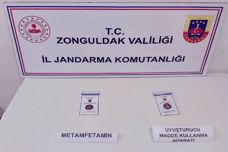Zonguldak’ta jandarma ekiplerince durdurulan araçtaki şüphelinin üzerinden 18 gram metamfetamin