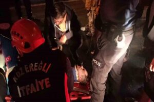 Zonguldak’ın Ereğli ilçesinde kamyonun altına giren motosiklet sürücüsü için ekipler