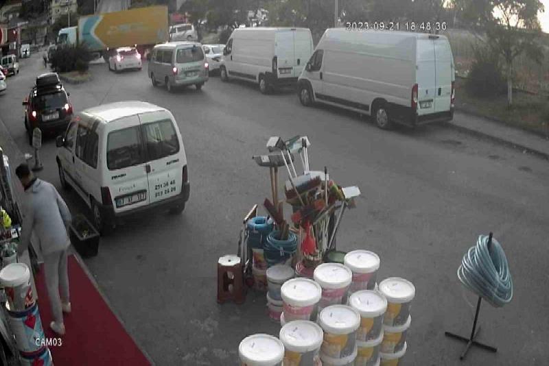 Zonguldak’ta bir kamyon; geri manevra yaptığı sırada aydınlatma direğini devirdi.