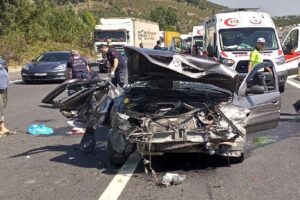 Düzce’de bariyerlere çarparak karşı şeride geçen otomobil içerisindeki 1’i çocuk