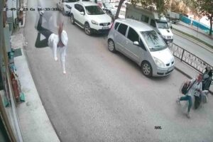 Kastamonu’nun Tosya ilçesinde 3’üncü kattaki balkondan düşmesi neticesinde hastaneye kaldırılan