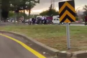 Bolu’da dönel kavşakta yol verme tartışması tekme tokat kavgaya dönüştü.