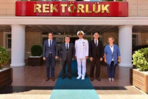 Karadeniz Bölge Komutanı Tuğamiral Niyazi Uğur, ZBEÜ Rektörü Prof. Dr.