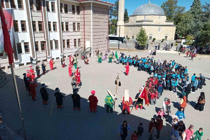 Mehteran gösterisine öğrencilerden yoğun ilgi Kastamonu’da Ahilik Haftası etkinlikleri çerçevesinde Atabeygazi İmam Hatip Ortaokulu bahçesinde