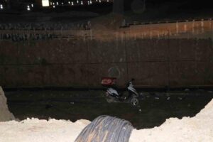 Bolu’da D-100 karayolunda bir motosikletli kurye, yan yolda menfez çalışması