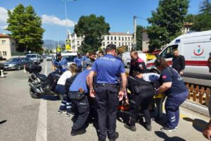 Bolu’da motosikletli yunus timi, yaya geçidinde aniden yavaşlayan otomobile çarptı.