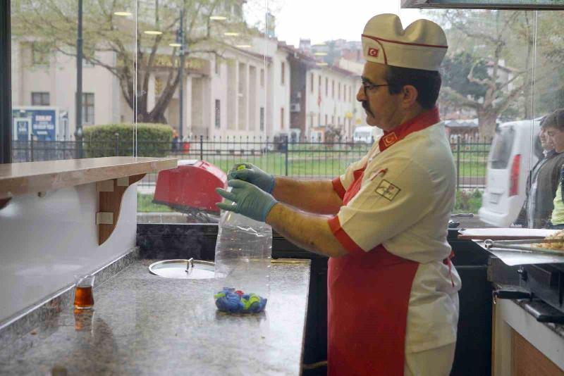 Kastamonu’da, okuduğu haberden etkilenen döner ustası, biriktirdiği mavi kapaklarla engelli