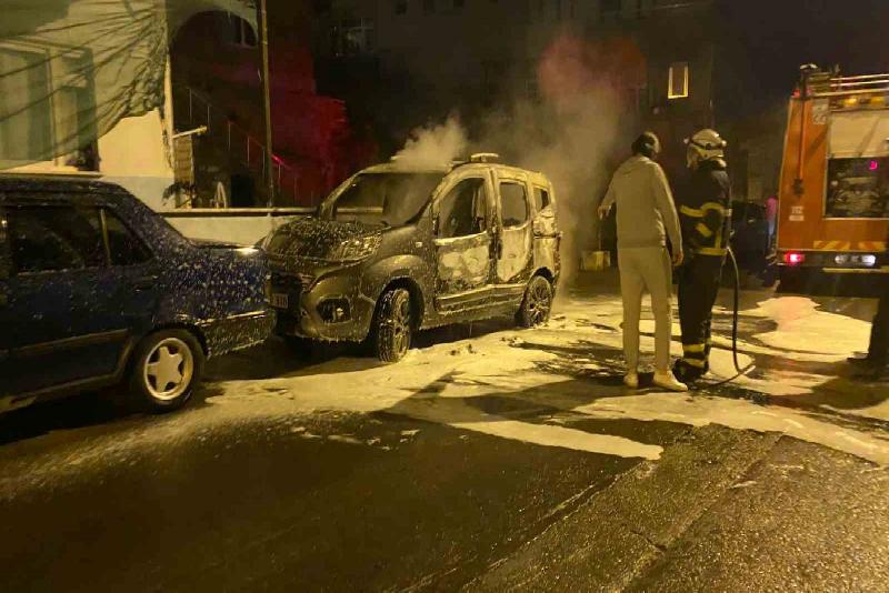 Park halindeki araç alev alev yandı Zonguldak’ta park halindeki bir araç sabaha karşı alev alev yandı.