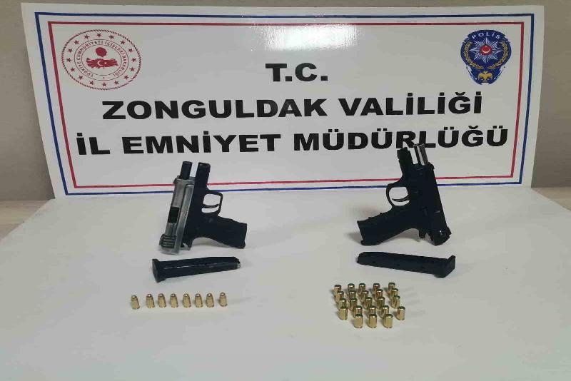 Polis ekipleri ruhsatsız tabanca ele geçirdi Zonguldak’ın Ereğli ilçesinde polis ekipleri yaptıkları uygulamada bir şüphelinin üzerinden