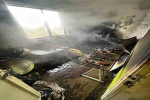 Zonguldak’ın Çaycuma ilçesinde prizde unutulan ütü yangını evi küle çevirdi,