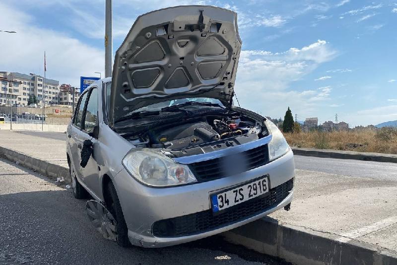 Karabük’te bir otomobilin refüje çarptığı kazada 2 kişi yaralandı. Kaza,