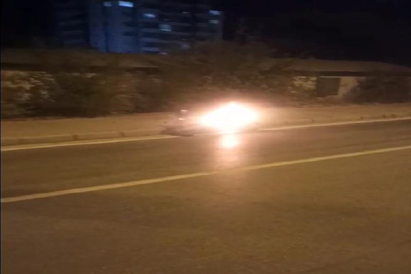 Kastamonu’da seyir halindeki motosiklette yangın çıktı. Motosiklet sürücüsü, yoldan geçen