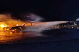 Kastamonu’nun Taşköprü ilçesinde seyir halindeyken alevlere teslim olan otomobil kullanılmaz