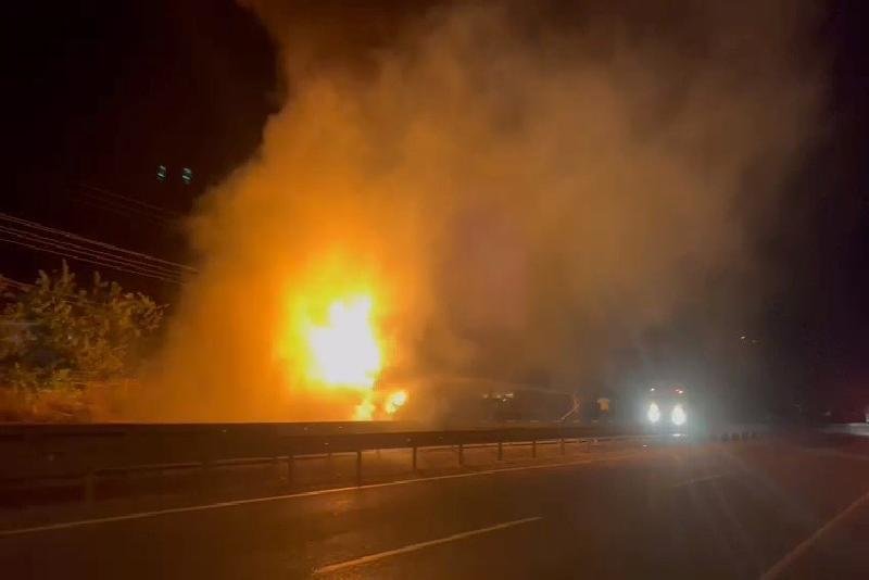 Karabük’te seyir halindeki demir yüklü tır aniden alev aldı. Tırdaki