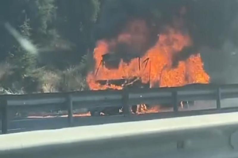 TEM’de feci kaza: Alev alev yanan araçta can verdi DÜZCE (İHA) – TEM Otoyolu Düzce geçişinde otomobil yüklü çekici,