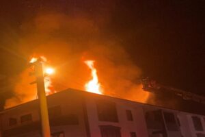 Düzce’de 3 katlı binanın çatı katında trafo patlaması sebebi ile