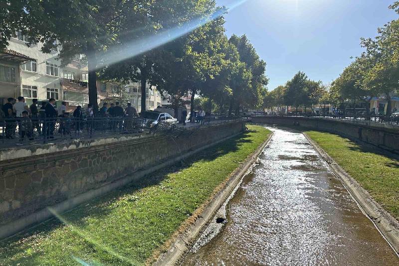 Kastamonu’da virajı alamayan otomobil, kaldırıma çıkarak önce ağaca çarptı, ardından