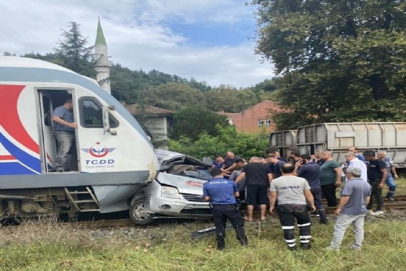 Yolcu treni hemzemin geçitte araçla çarpıştı: 1 yaralı