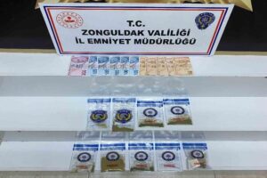 Zonguldak’ta polis ekiplerince düzenlenen uyuşturucu operasyonunda gözaltına alınan 2 şüpheliden