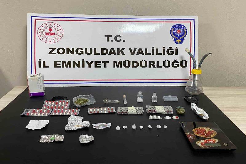 Zonguldak’ta uyuşturucu operasyonunda 1 tutuklu Zonguldak’ta polis ekipleri Kdz. Ereğli ilçesinde düzenlediği operasyonda 4 şüpheliyi