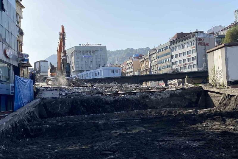 67 yıllık köprüde çalışmalar sürüyor Zonguldak’ta Fevkani köprüsünde demirler sökülerek kamyonlara yükleniyor. Zonguldak’ta dayanaksız olduğu