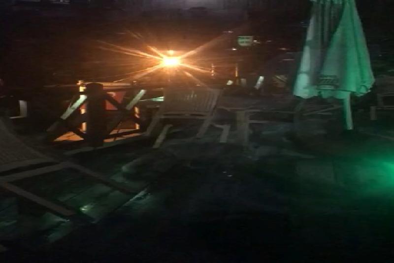 Kastamonu’da aç kalınca ilçe merkezine inen tilki, girdiği kafenin bahçesinde