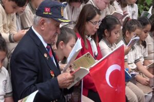 Bartın’da Cumhuriyetin 100. yılı kutlamaları çerçevesinde düzenlenen kitap okuma etkinliğine