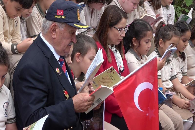 Bartın’da Cumhuriyetin 100. yılı kutlamaları çerçevesinde düzenlenen kitap okuma etkinliğine