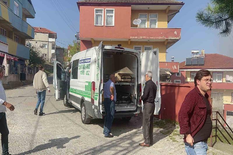 Ailesini öldüren emekli uzman çavuş memleketine getirildi Kocaeli’nin Gölcük ilçesinde emekli uzman çavuş Nevzat Acar’ın (53) eşi