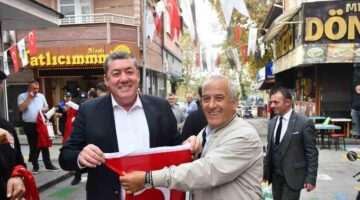 Alaplı Belediyesi esnaf ve vatandaşlara binlerce Türk Bayrağı dağıttı