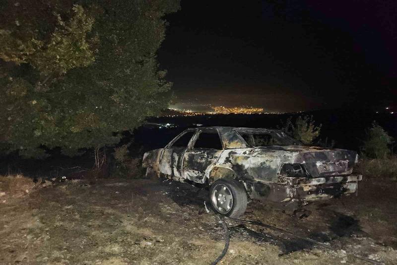 Karabük’te boş arazide park halindeki otomobil çıkan yangında tamamen yanarak
