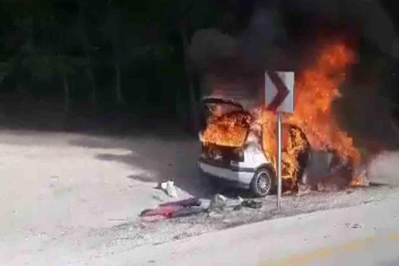 Alevlere teslim olan otomobil kullanılamaz hale geldi Karabük’ün Safranbolu ilçesinde seyir halindeyken motor kısmından alev alan otomobil