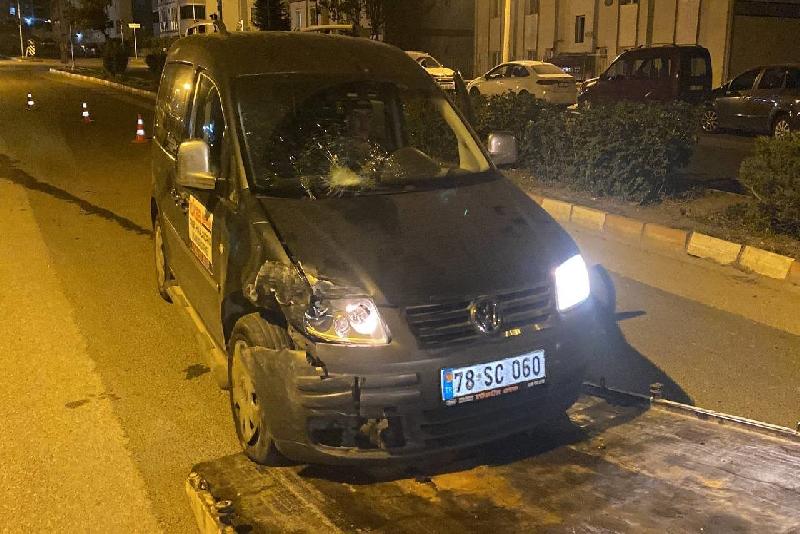 Karabük’te aracından inen kişi, alkollü sürücü idaresindeki başka bir otomobilin