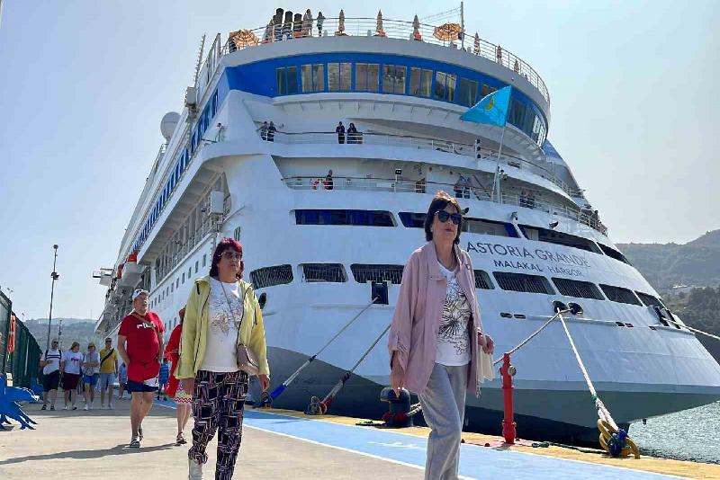 Rusya’dan demir alan Astoria Grande isimli kruvaziyer 877 yolcusu ve