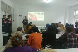 Zonguldak’ta jandarma ekiplerince tekstil atölyesinde çalışan 85 kadına KADES anlatıldı.