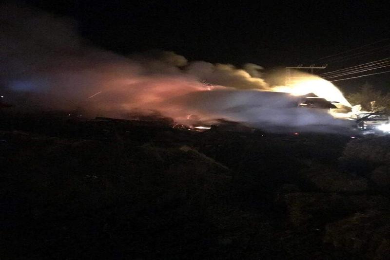 Karabük’ün Ovacık ilçesinde çıkan yangında alevlere teslim olan samanlık ve