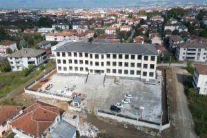 Düzce Azmimilli İlkokulu’na yeni yapılan bina tamamlanma aşamasına geldi. Düzce