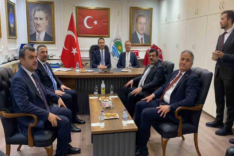 Bakan Bayraktar, Togg’un direksiyonuna geçti Enerji ve Tabii Kaynaklar Bakanı Alparslan Bayraktar, Togg’un direksiyonuna geçti.