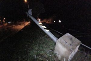 Zonguldak Alaplı’da kontrolden çıkan araç beton bariyerlere çarptı. Çarpmanın etkisiyle