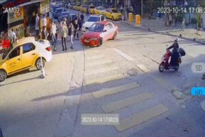 Bolu’da 4.5 büyüklüğünde meydana gelen deprem anı güvenlik kameralarına yansıdı.