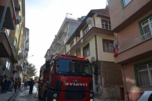 Kastamonu’nun Taşköprü ilçesinde evde çakmakla oynadığı sırada koltukların alev alması